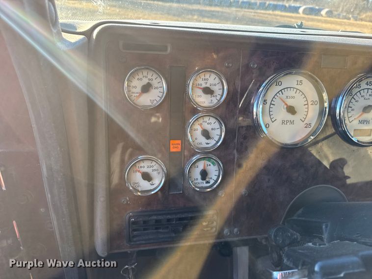 image for item FB0541 2005 International 9900i semi truck