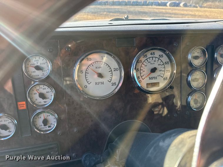 image for item FB0541 2005 International 9900i semi truck