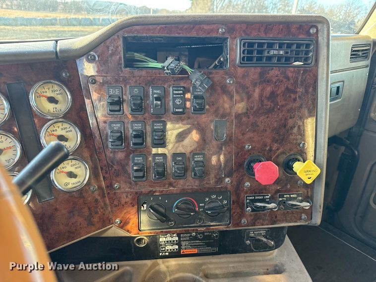 image for item FB0541 2005 International 9900i semi truck