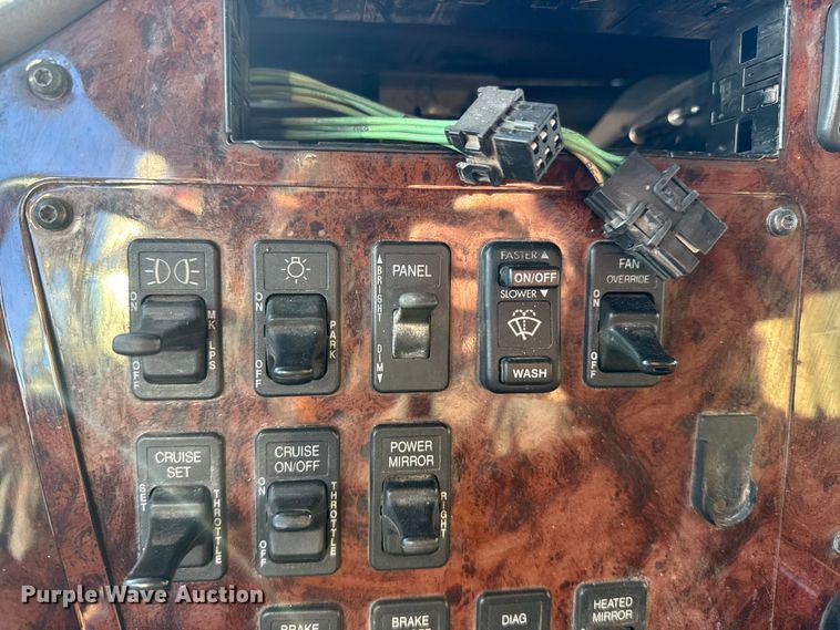 image for item FB0541 2005 International 9900i semi truck