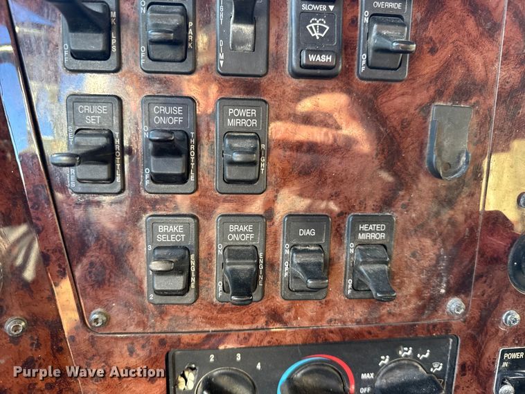 image for item FB0541 2005 International 9900i semi truck