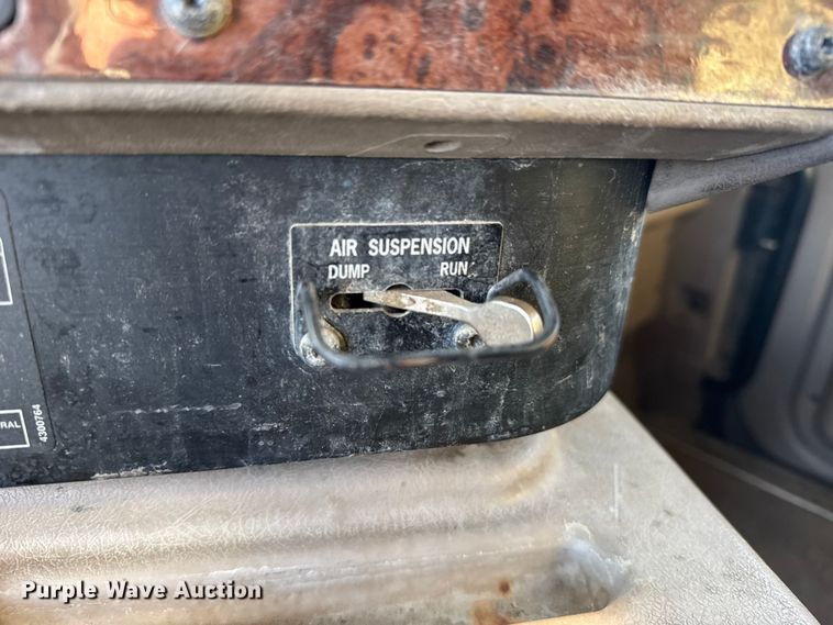 image for item FB0541 2005 International 9900i semi truck