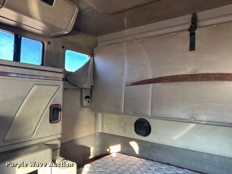 image for item FB0541 2005 International 9900i semi truck