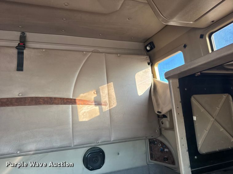 image for item FB0541 2005 International 9900i semi truck