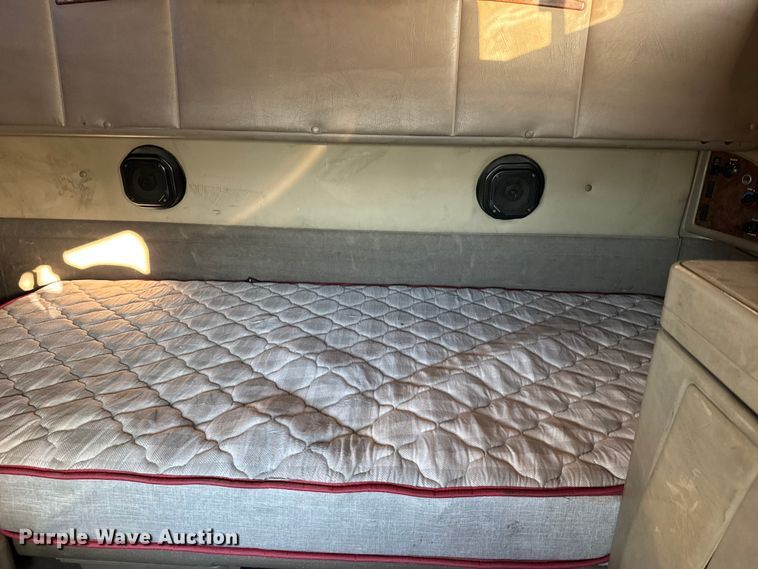 image for item FB0541 2005 International 9900i semi truck