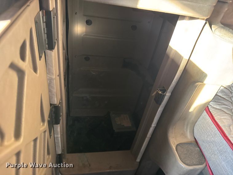 image for item FB0541 2005 International 9900i semi truck