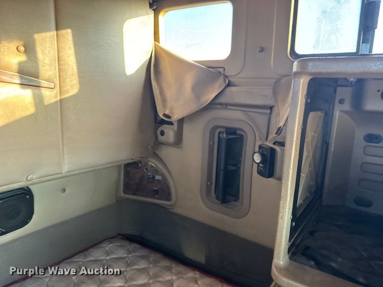 image for item FB0541 2005 International 9900i semi truck