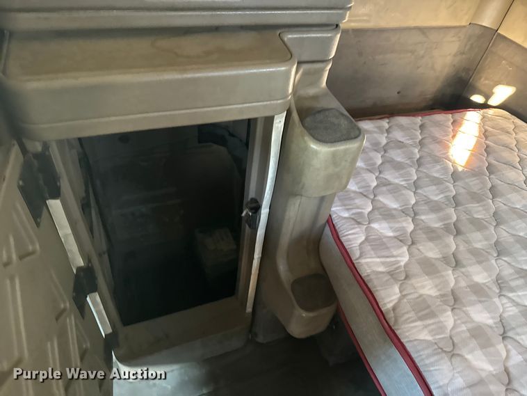 image for item FB0541 2005 International 9900i semi truck