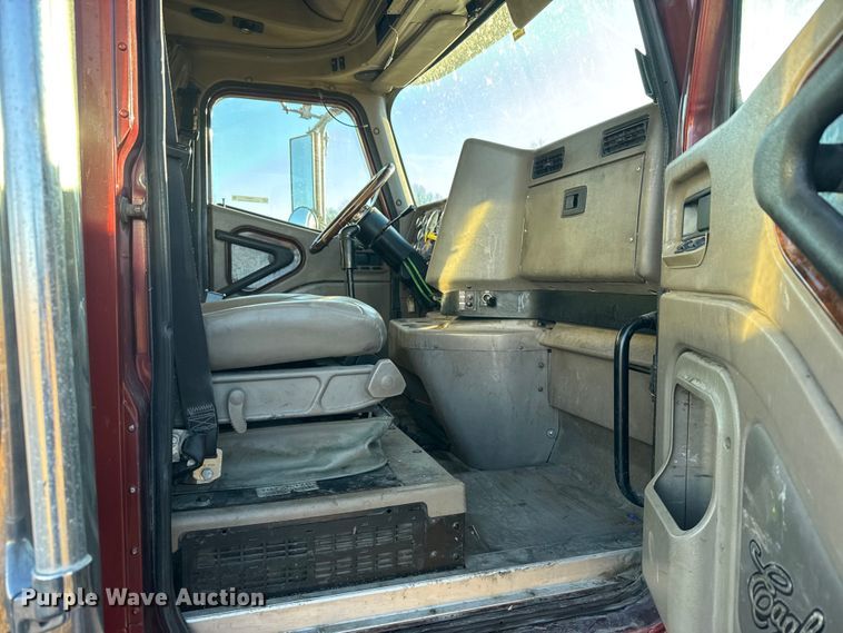 image for item FB0541 2005 International 9900i semi truck