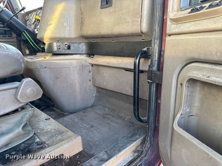 image for item FB0541 2005 International 9900i semi truck