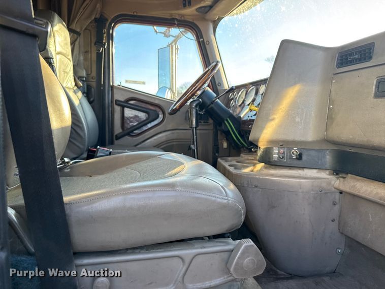 image for item FB0541 2005 International 9900i semi truck