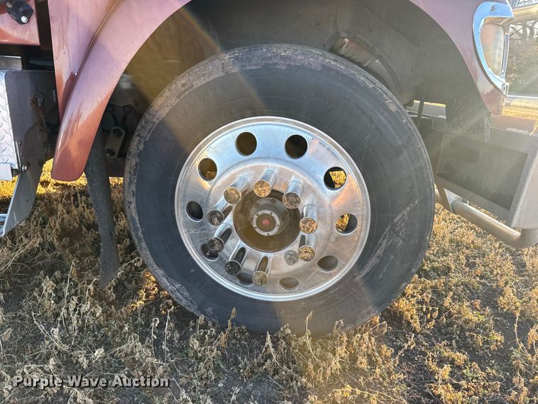 image for item FB0541 2005 International 9900i semi truck