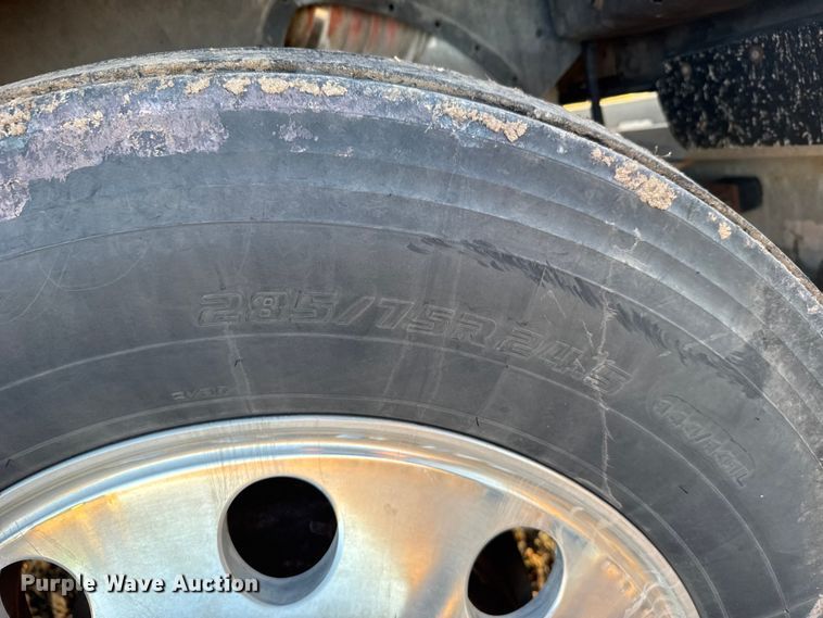 image for item FB0541 2005 International 9900i semi truck