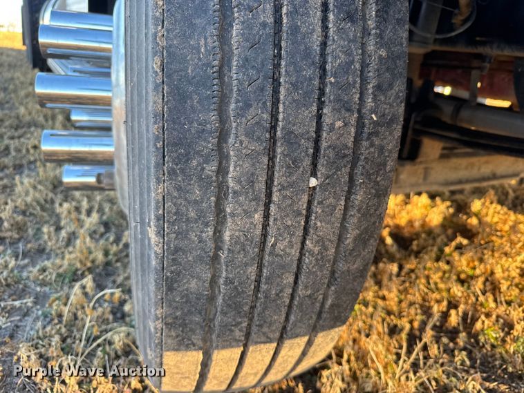 image for item FB0541 2005 International 9900i semi truck