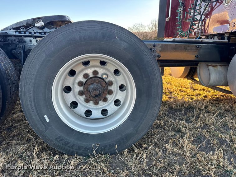 image for item FB0541 2005 International 9900i semi truck