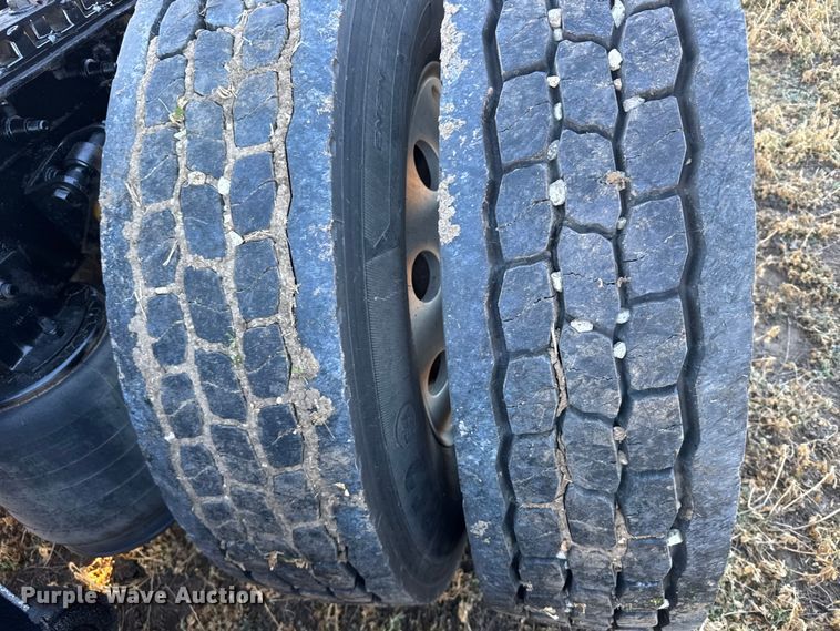 image for item FB0541 2005 International 9900i semi truck