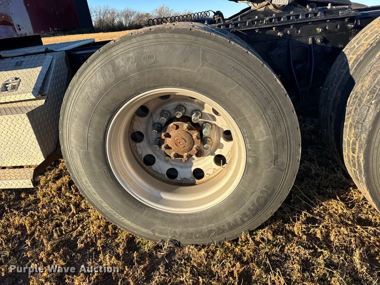 image for item FB0541 2005 International 9900i semi truck