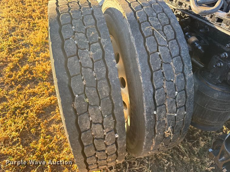 image for item FB0541 2005 International 9900i semi truck