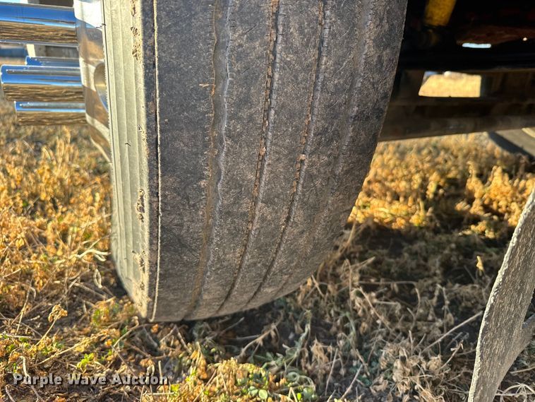 image for item FB0541 2005 International 9900i semi truck