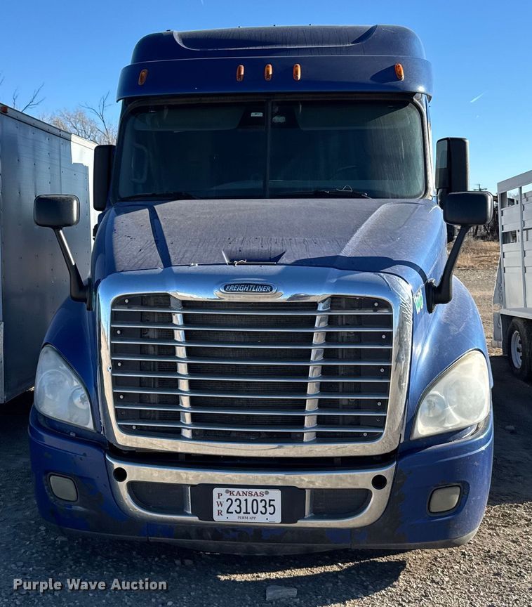image for item FB0542 2016 Freightliner Cascadia semi truck