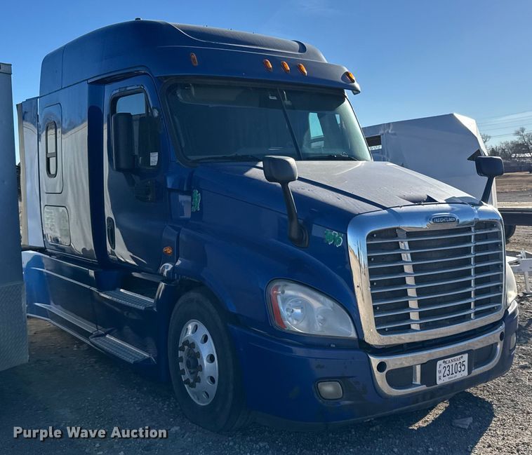 image for item FB0542 2016 Freightliner Cascadia semi truck