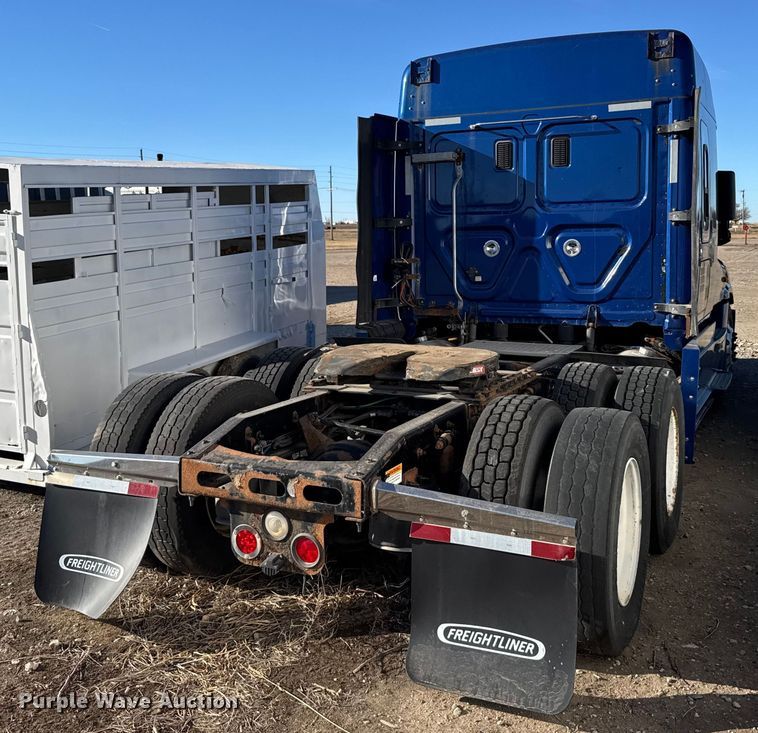 image for item FB0542 2016 Freightliner Cascadia semi truck