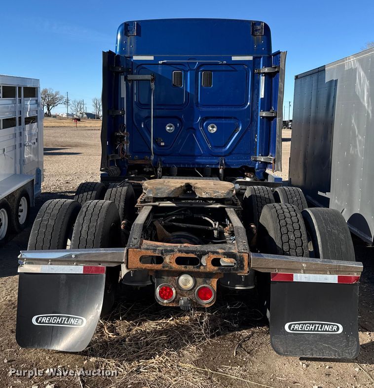 image for item FB0542 2016 Freightliner Cascadia semi truck