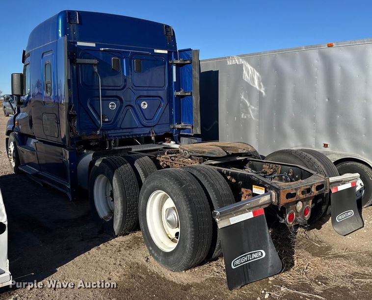image for item FB0542 2016 Freightliner Cascadia semi truck