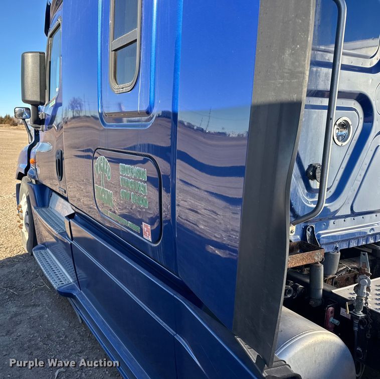 image for item FB0542 2016 Freightliner Cascadia semi truck