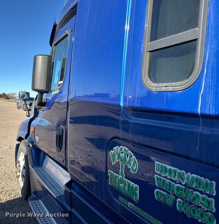 image for item FB0542 2016 Freightliner Cascadia semi truck