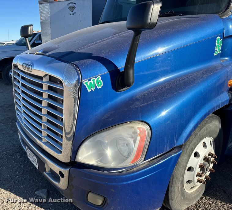 image for item FB0542 2016 Freightliner Cascadia semi truck