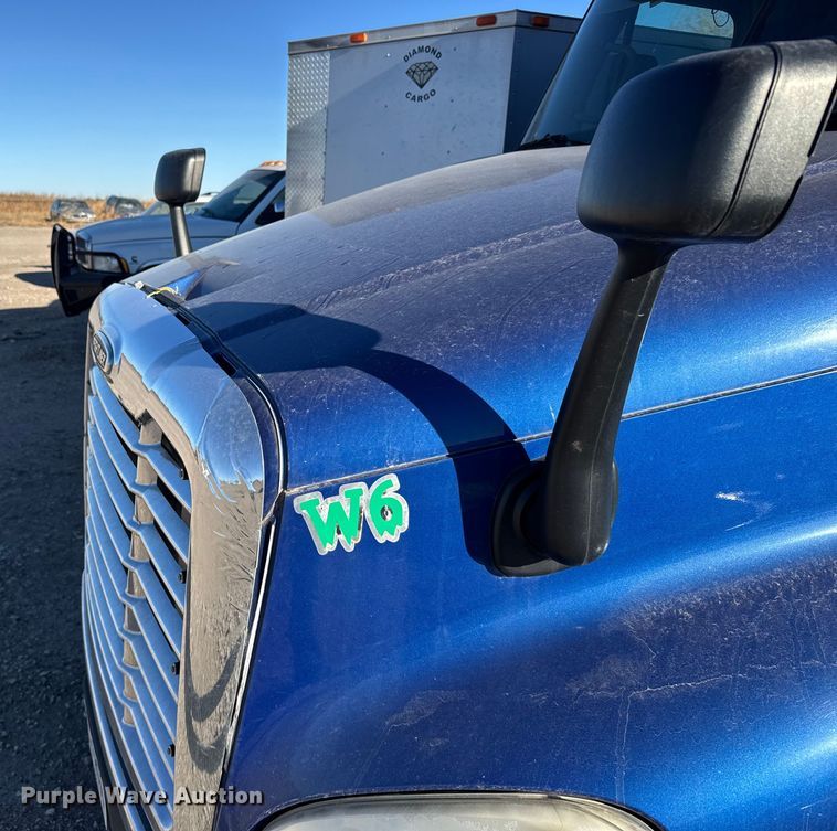 image for item FB0542 2016 Freightliner Cascadia semi truck