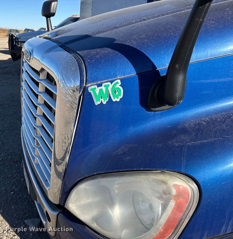 image for item FB0542 2016 Freightliner Cascadia semi truck