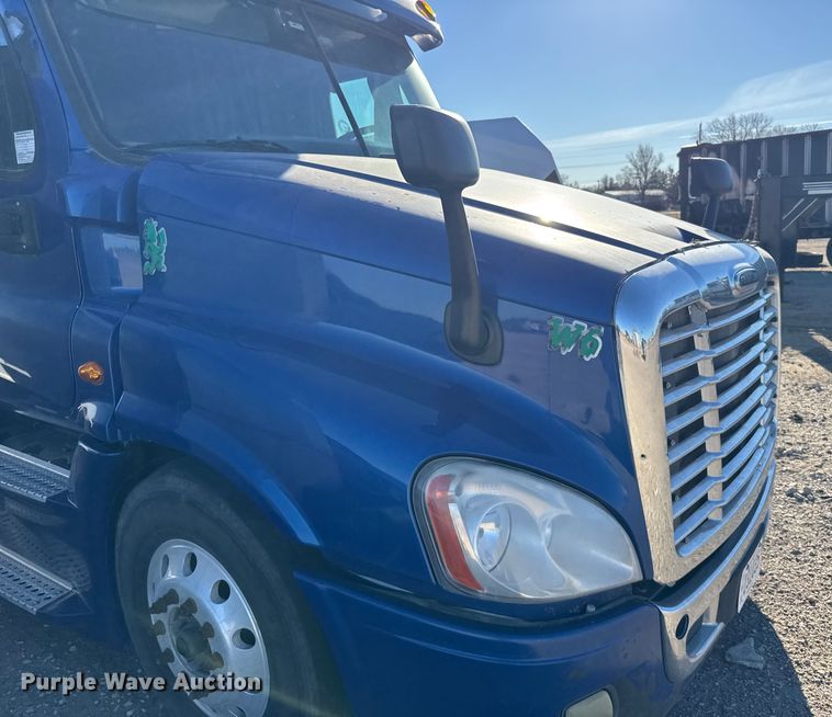 image for item FB0542 2016 Freightliner Cascadia semi truck