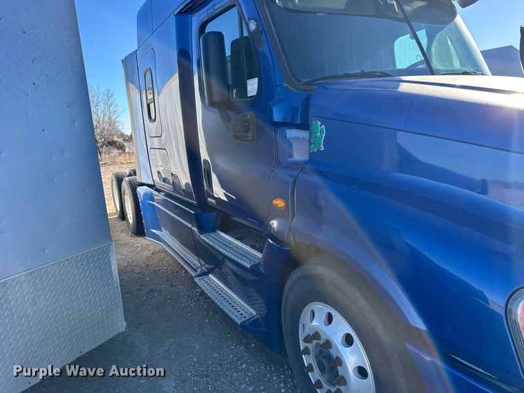 image for item FB0542 2016 Freightliner Cascadia semi truck