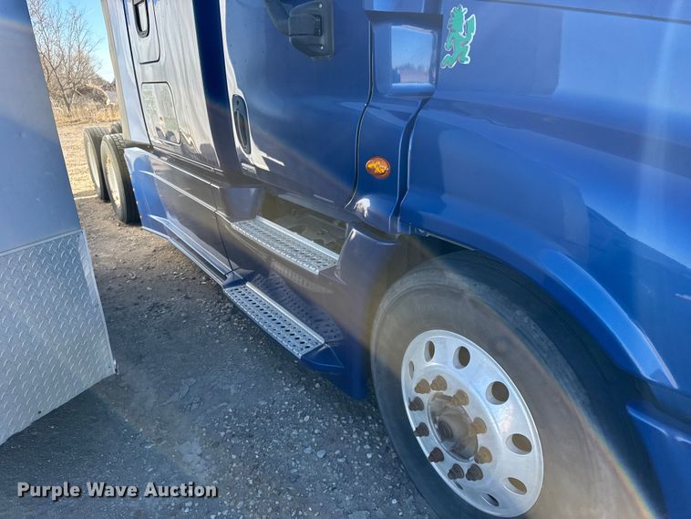 image for item FB0542 2016 Freightliner Cascadia semi truck