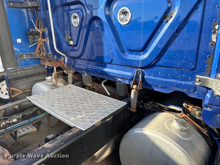 image for item FB0542 2016 Freightliner Cascadia semi truck