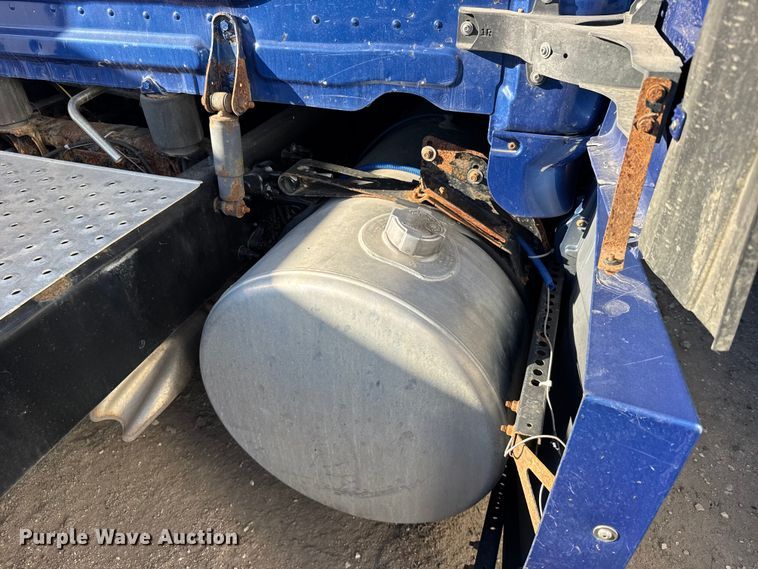 image for item FB0542 2016 Freightliner Cascadia semi truck