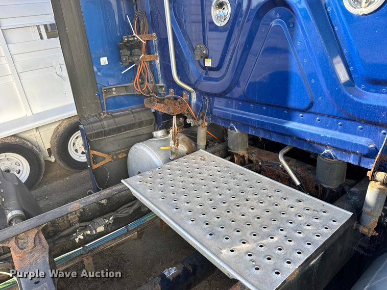 image for item FB0542 2016 Freightliner Cascadia semi truck