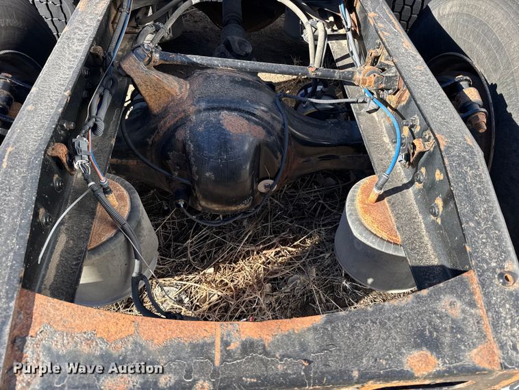 image for item FB0542 2016 Freightliner Cascadia semi truck