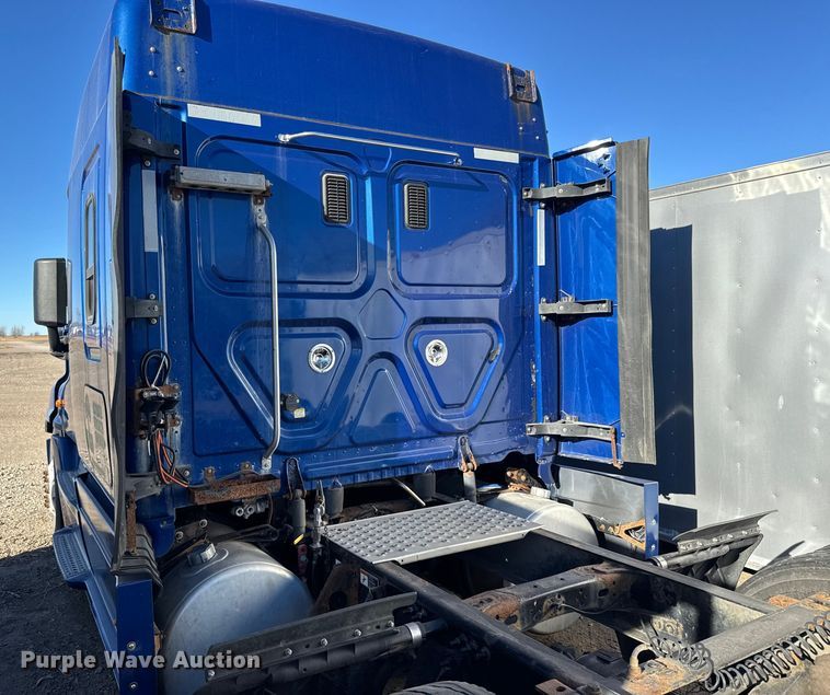 image for item FB0542 2016 Freightliner Cascadia semi truck