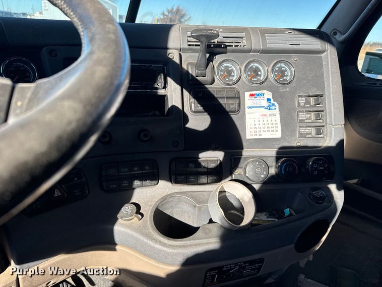 image for item FB0542 2016 Freightliner Cascadia semi truck