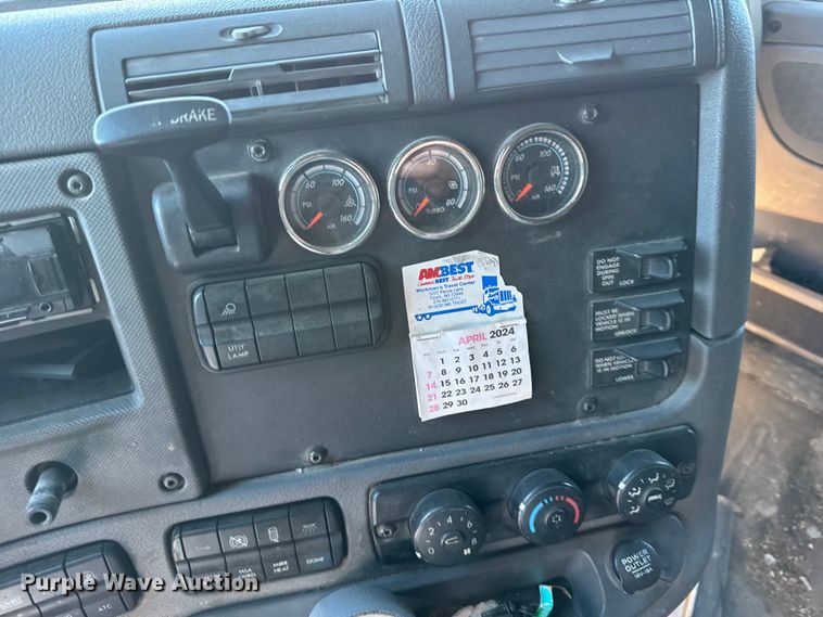 image for item FB0542 2016 Freightliner Cascadia semi truck