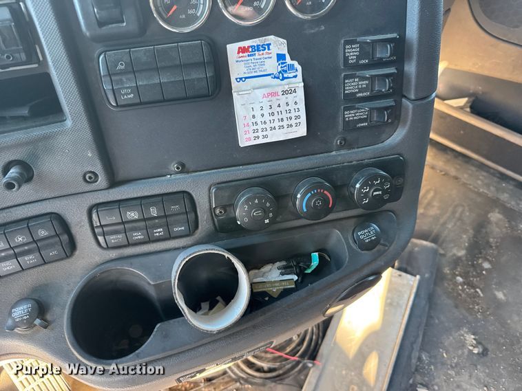 image for item FB0542 2016 Freightliner Cascadia semi truck