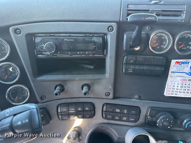 image for item FB0542 2016 Freightliner Cascadia semi truck