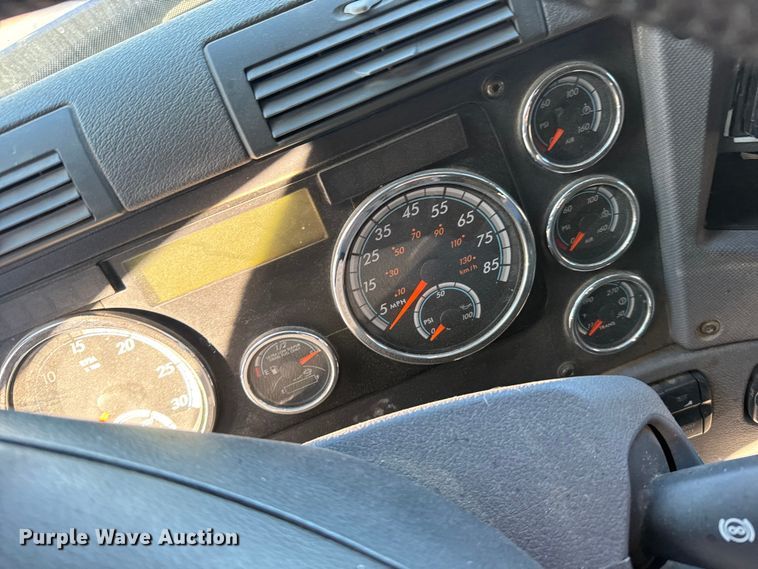 image for item FB0542 2016 Freightliner Cascadia semi truck