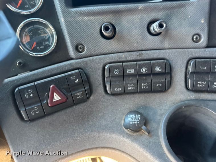 image for item FB0542 2016 Freightliner Cascadia semi truck