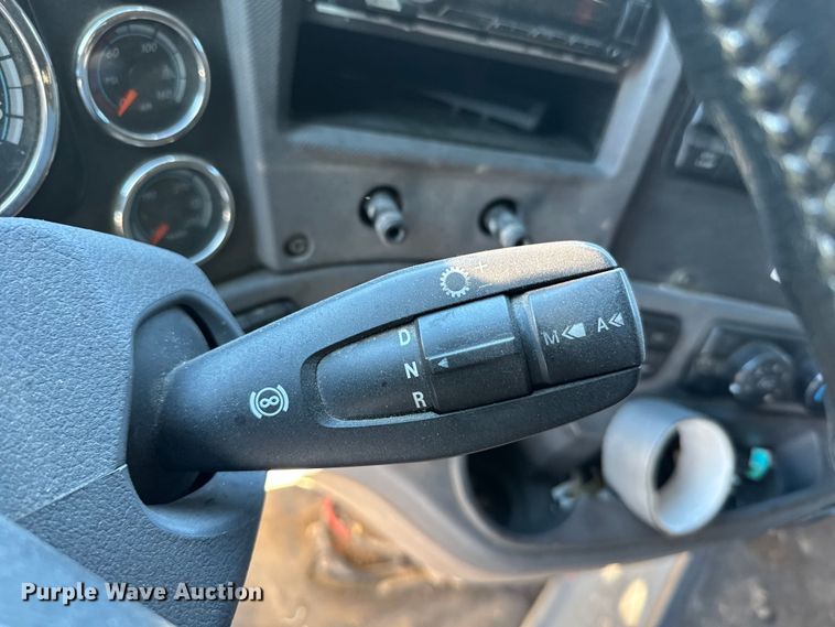 image for item FB0542 2016 Freightliner Cascadia semi truck