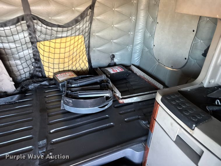 image for item FB0542 2016 Freightliner Cascadia semi truck