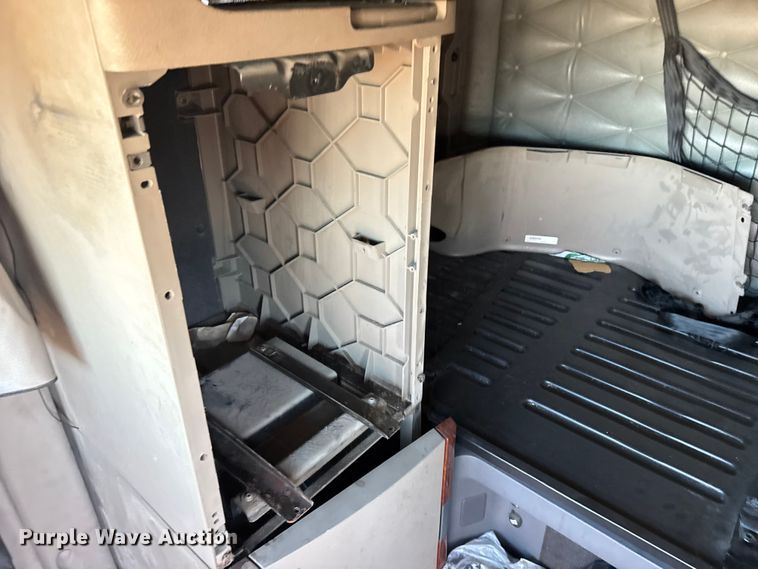 image for item FB0542 2016 Freightliner Cascadia semi truck